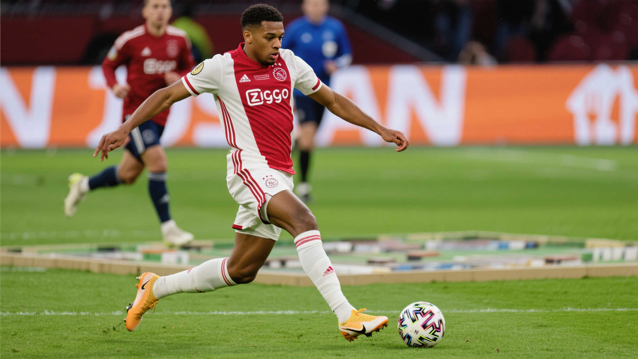 库尔图瓦盼续约皇马,盛赞赫伊森聪慧 相较于经验丰富、大器晚成式的大明星,中卫小伙子 杰